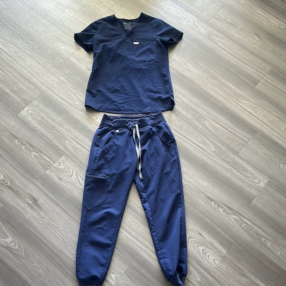 Figs Navy Blue scrub Set / Zamora petite jogger pants & Catarina top XXS
